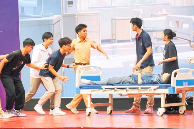 Tiểu phẩm sân khấu hóa về an toàn giao thông do học sinh Trường liên cấp Marie Curie Long Biên thể hiện.