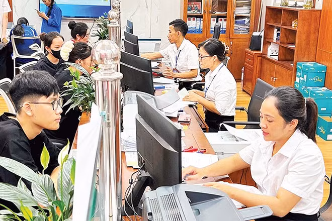 Trung tâm Phục vụ hành chính công xã Việt Tiến, tỉnh Hưng Yên tận tụy phục vụ nhân dân.