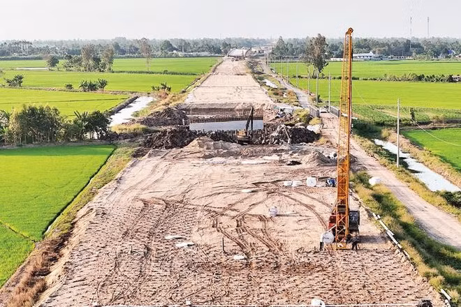 Đường cao tốc Châu Đốc-Cần Thơ-Sóc Trăng tiến độ thi công chậm do thiếu cát san lấp nền.