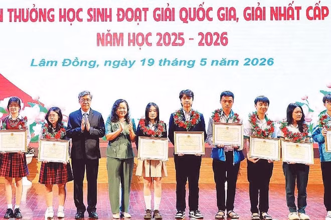 Lãnh đạo tỉnh Lâm Đồng trao bằng khen tặng học sinh đạt giải kỳ thi học sinh giỏi quốc gia (Ảnh MAI VĂN BẢO)