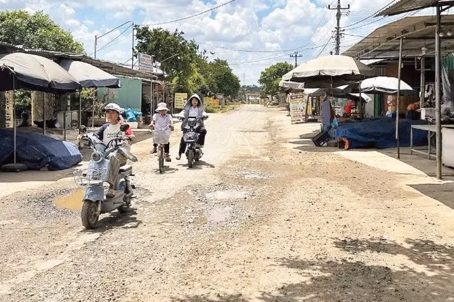 Hằng ngày có đông học sinh lưu thông trên tuyến đường đang thi công dang dở từ thôn 1B đi thôn 19, xã Ea Ning, tỉnh Đắk Lắk, gây tiềm ẩn nguy cơ mất an toàn giao thông.