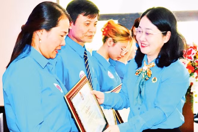 Bà Nguyễn Kim Loan, Thành ủy viên, Phó Chủ tịch Liên đoàn Lao động Thành phố Hồ Chí Minh trao Bằng khen tặng các điển hình trong học tập và làm theo Bác.