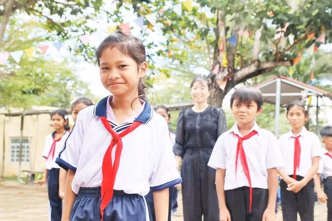 Em Pinăng Thị Trinh học sinh lớp 5, Trường tiểu học Bác Ái Tây cùng các bạn trong giờ học ngoại khóa tìm hiểu về bảo vệ rừng.