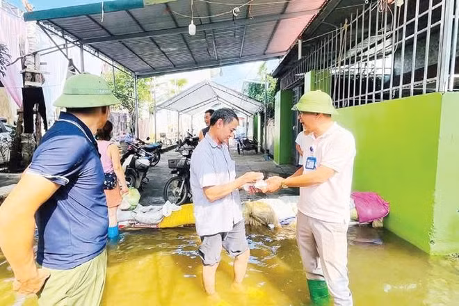 Lực lượng chức năng hướng dẫn người dân sử dụng thuốc phòng bệnh sau mưa lũ.