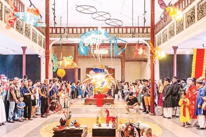 Trung tâm Văn hóa, nghệ thuật số 22 phố Hàng Buồm rực rỡ với những loại đèn Trung thu xưa được phục dựng.