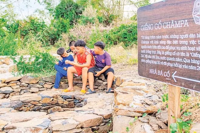 Sự hiện diện của hàng chục giếng cổ Chăm-pa tại vùng đỉnh đồi không chỉ mang thêm những nét kỳ bí mà còn là minh chứng về kỹ năng tìm kiếm mạch nước ngầm của người dân vùng này từ hàng trăm năm trước.