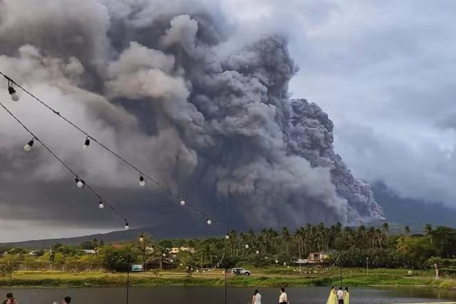 [Video] Tro bụi núi lửa bao phủ, hàng nghìn người dân Philippines sơ tán khẩn cấp
