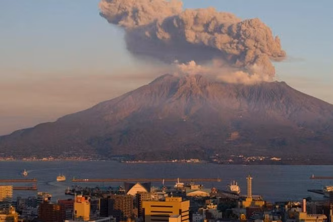 [Video] Núi lửa Sakurajima phun cột tro cao tới 4,4 km, Nhật Bản hủy hàng loạt chuyến bay