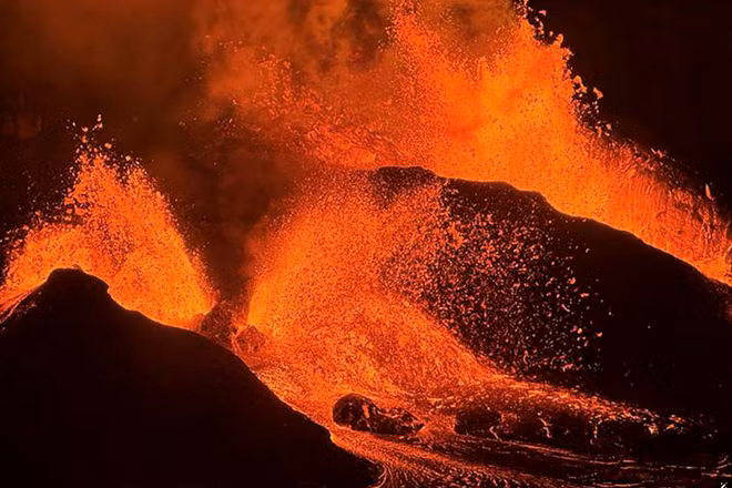 [Video] Khoảnh khắc núi lửa hoạt động mạnh nhất thế giới phun trào trở lại tại Hawaii