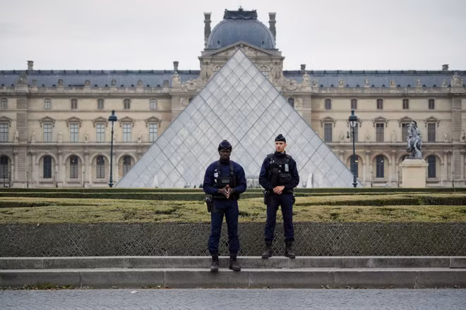 [Video] Pháp bắt giữ nghi phạm trong vụ trộm bảo tàng Louvre 