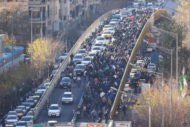 [Video] Hàng loạt quốc gia kêu gọi công dân rời Iran ngay lập tức