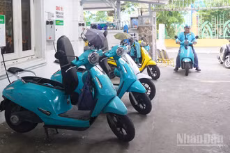 Mô hình quán cà-phê kết hợp trạm sạc xe điện nở rộ tại Thành Hồ Chí Minh thời gian gần đây.