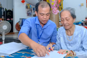 Mô hình "Chứng thực chữ ký tại nhà", giúp người già yếu, người khuyết tật và những trường hợp khó khăn trong đi lại tiếp cận dịch vụ hành chính công.
