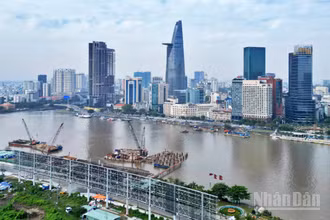 Cầu đi bộ vượt sông Sài Gòn sau hơn 9 tháng khởi công.