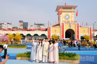 Chợ Bến Thành với họa tiết sóng nước đã mở cửa, thu hút đông đảo người dân Thành phố Hồ Chí Minh đến tham quan, chụp ảnh.