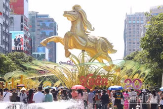 Rất đông người dân đã đổ về tham quan đường hoa Nguyễn Huệ.