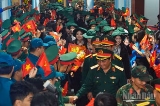 Tối 4/6, tại Ga Sài Gòn, Quận 3, Thành phố Hồ Chí Minh, Bộ Tư lệnh Quân khu 7 tổ chức lễ tiễn đoàn cán bộ, chiến sĩ lên đường ra Hà Nội tham gia nhiệm vụ diễu binh, diễu hành A80.