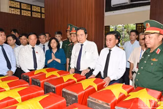 Chủ tịch Quốc hội Trần Thanh Mẫn cùng đoàn công tác Trung ương đã đến dâng hoa, dâng hương các Anh hùng liệt sĩ và thăm, động viên lực lượng đang thực hiện nhiệm vụ tìm kiếm, quy tập hài cốt liệt sĩ.