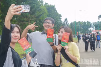 Đông đảo người dân đã có mặt từ sớm để xếp hàng nhận vé tham dự chương trình nghệ thuật chính luận đặc biệt “Tổ quốc trong tim”.