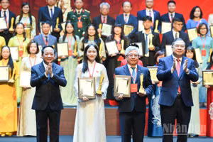 Đồng chí Trịnh Văn Quyết, Ủy viên Bộ Chính trị, Bí thư Trung ương Đảng, Trưởng Ban Tuyên giáo Trung ương, Phó Trưởng Ban Thường trực Ban Chỉ đạo 35 Trung ương và đồng chí Phạm Gia Túc, Ủy viên Bộ Chính trị, Phó Bí thư Thường trực Đảng ủy, Phó Thủ tướng Thường trực Chính phủ, Trưởng Ban Chỉ đạo 35 Đảng ủy Chính phủ, Trưởng Ban Chỉ đạo Cuộc thi trao Giải Đặc biệt của Cuộc thi. (Ảnh: Thế Đại)