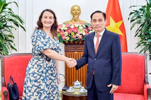 Bộ trưởng Ngoại giao Lê Hoài Trung tiếp Thứ trưởng Ngoại giao Đông Uruguay Valeria Csukasi. (Ảnh: TTXVN)