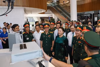 Đồng chí Nguyễn Thị Kim Ngân bày tỏ những ấn tượng, đánh giá cao những thành tựu mà Viettel đã đạt được trong gian qua và đặt ra những yêu cầu đối với Tập đoàn trong thời gian tới. (Ảnh: Minh Sơn/Vietnam+)