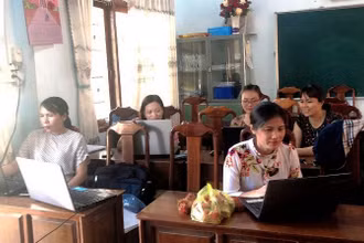 Giáo viên Trường Tiểu học Nguyễn Thái Bình, xã Đăk Rơ Wa, TP Kon Tum tham gia bồi dưỡng Modun 1, Chương trình Giáo dục phổ thông 2018 bằng hình thức tự học qua mạng.