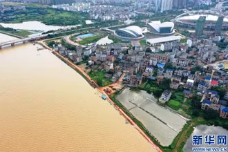 Đoạn đê thuộc thôn Giang Gia Lĩnh, đằng sau là Huyện Bà Dương, tỉnh Giang Tây. (Nguồn: Tân Hoa xã)
