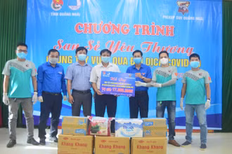 Trao tặng nhu yếu phẩm cho người dân khu cách ly tại tổ 9, phường Quảng Phú.