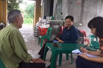 Cán bộ Phòng Lao động, Thương binh và Xã hội tới các hộ dân rà soát các đối tượng được hưởng trợ cấp xã hội.