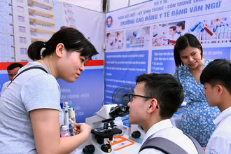 Tư vấn tuyển sinh cho học sinh trước Kỳ thi tốt nghiệp THPT 2020 (Ảnh: DUY LINH)