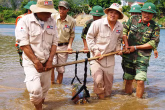 Lực lượng chức năng vận chuyển an toàn quả bom về khu vực hủy nổ.
