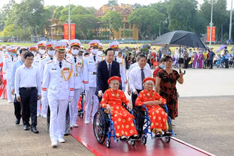 Đoàn đại biểu Bà mẹ Việt Nam Anh hùng đặt vòng hoa và vào Lăng viếng Chủ tịch Hồ Chí Minh.