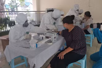 Phường Liễu Giai tổ chức xét nghiệm nhanh cho người dân trở về từ Đà Nẵng. Ảnh: TUYẾT THANH