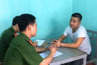 Cán bộ điều tra lấy lời khai của đối tượng Phạm Văn Ân.