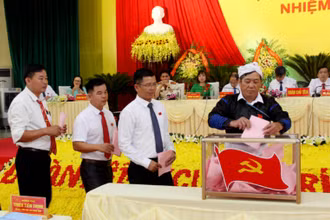Các đại biểu tham gia bầu trực tiếp Bí thư Huyện ủy tại Đại hội.