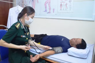 Quân y của Bộ đội Biên phòng Quảng Ninh chăm sóc cho các thuyền viên.