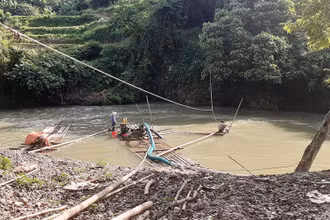 Đầu hút cắm xuống lòng sông Gâm hút cát, sỏi.