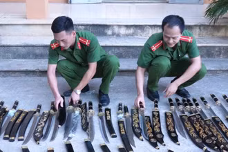 Công an phát hiện, thu giữ đao, kiếm gửi qua đường bưu điện.