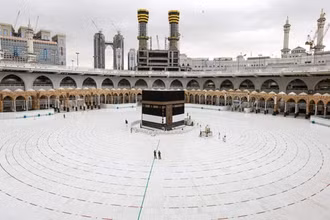 A-rập Xê-út yêu cầu người hành hương không được chạm vào khối đá Kaaba. (Ảnh: Getty Images)