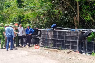 Công an Quảng Bình kiểm tra hiện trường vụ tai nạn thảm khốc.