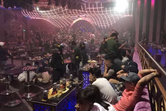 Quán bar Romance thời điểm bị lực lượng chức năng kiểm tra.