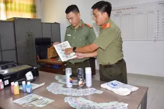 Cơ quan điều tra thu giữ nhiều tang vật sử dụng để làm tiền giả.