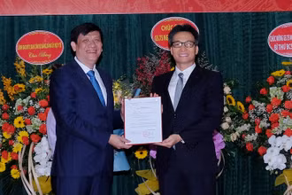 Phó Thủ tướng Vũ Đức Đam trao quyết định giao quyền Bộ trưởng Y tế cho GS. TS Nguyễn Thanh Long. (Ảnh: VGP)