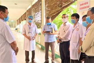 Lãnh đạo Sở Y tế tỉnh Đắk Lắk kiểm tra cơ sở vật chất phục vụ công tác cách ly và đều trị cho bệnh nhân Covid-19 tại Bệnh viện lao phổi Đắk Lắk. 