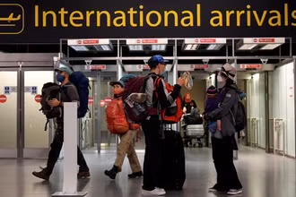 Hành khách tại sân bay Gatwick, Anh, ngày 10-7. (Ảnh: Reuters)