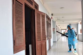 Phun thuốc xử lý môi trường khu cách ly tại Trường trung cấp Cảnh sát nhân dân V. 