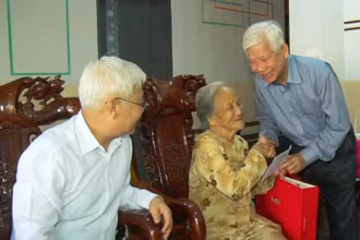 Nguyên Ủy viên Bộ Chính trị, nguyên Chủ tịch nước Nguyễn Minh Triết tặng quà cho Mẹ Việt Nam Anh hùng trên địa bàn thị xã Phước Long.