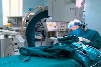 Bác sĩ can thiệp, lấy sợi dị vật ra khỏi họng bệnh nhân nhi.