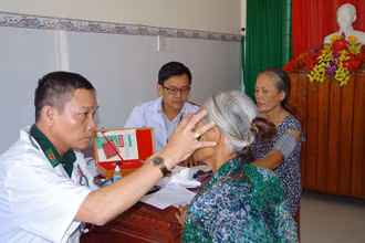 Quân y Bộ đội Biên phòng Bình Định khám bệnh cho người dân tại Trạm Y tế phường Tam Quan Nam, thị xã Hoài Nhơn.